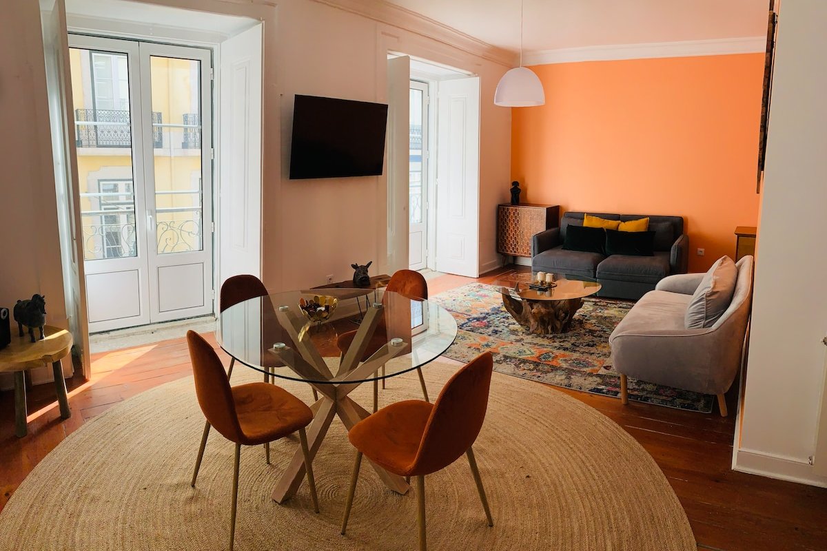 Modern and spacious 5BR in Chiado with parking gallery image 4