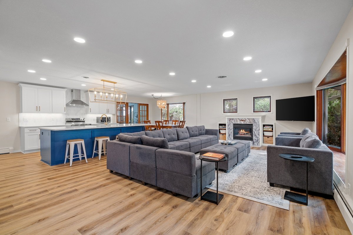 Large home w/ pool, hot tub & arcade gallery image 4