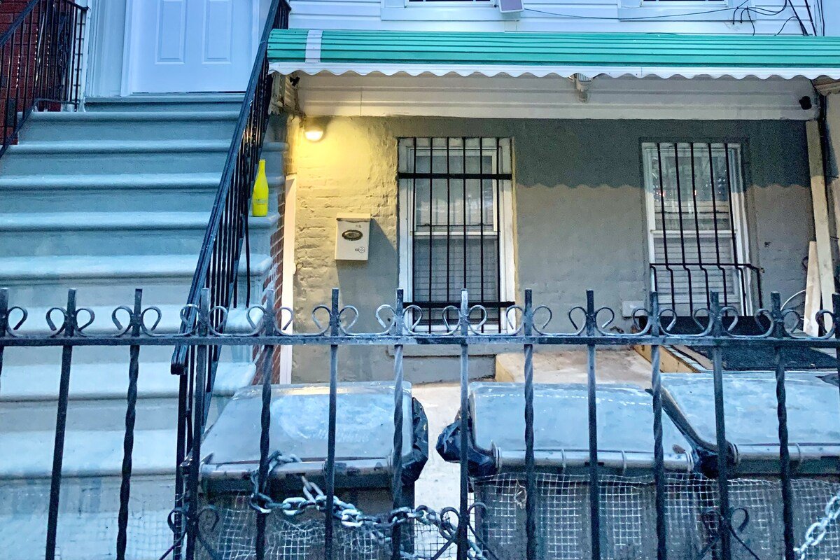 3 Bedroom Duplex w Large Backyard gallery image 4