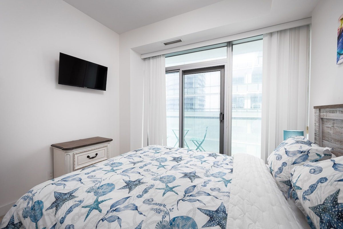 2BR Suite with Free Parking – CN Tower/Lake View gallery image 4