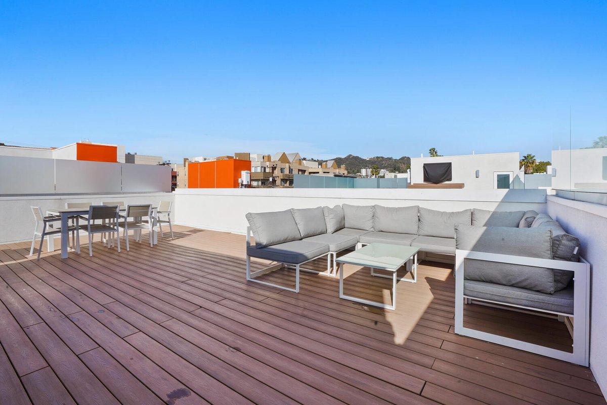 Hollywoodland #3 | Centrally located 3 bed.