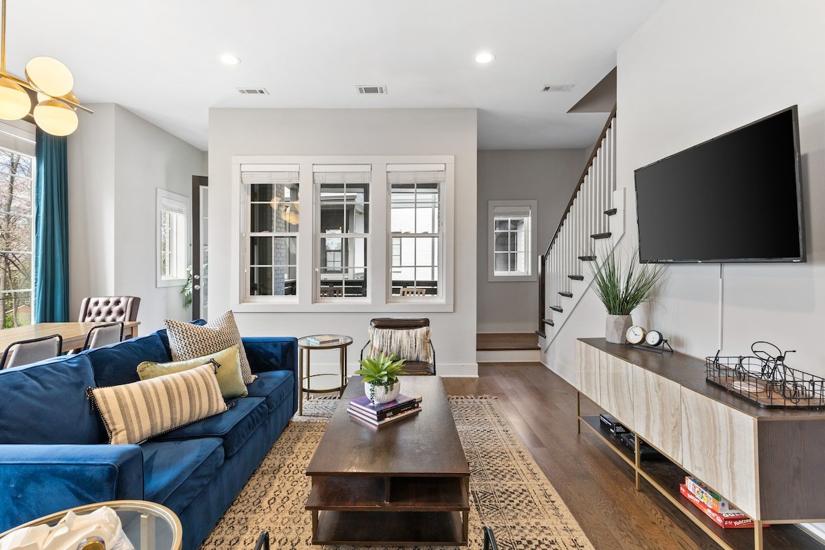 Modern Bliss – 2 mi Broadway w/ Garage by 12 South gallery image 3