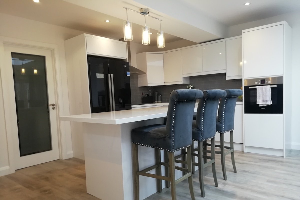 Modern suburban 5 bed d13 gallery image 2