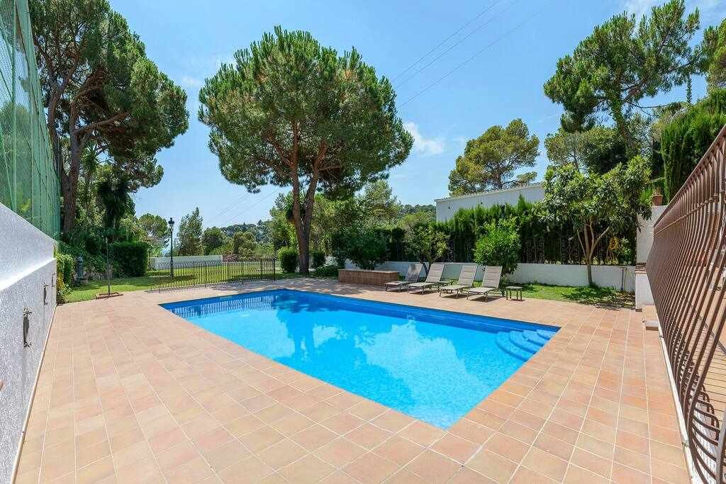 Private beach, huge pool near to Tossa de Mar gallery image 3