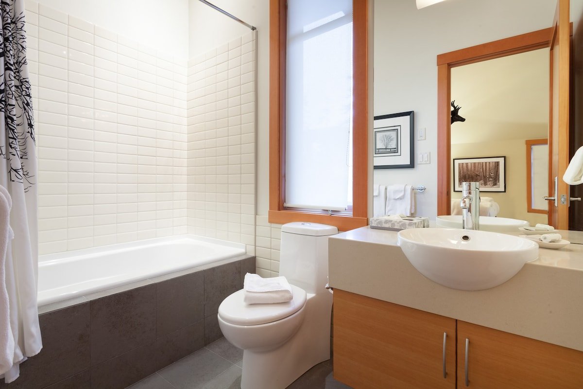 Mountain retreat w/ ski access & fireplace gallery image 4