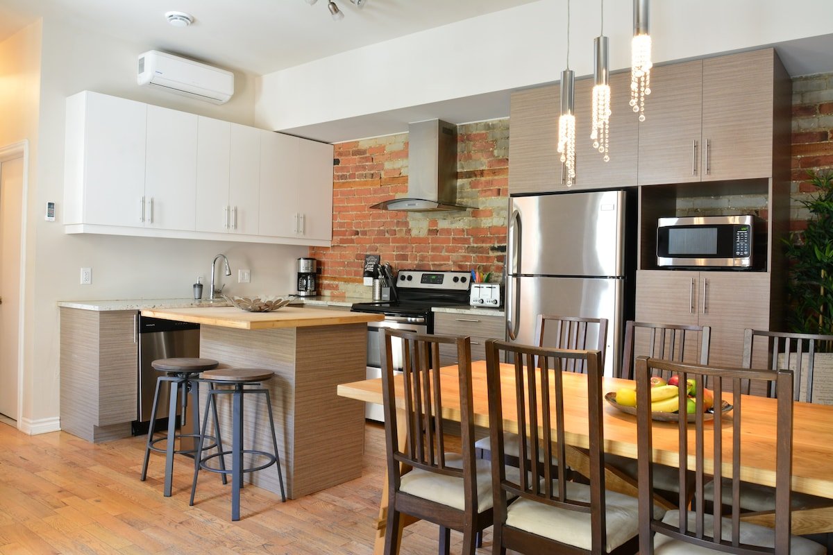 Top Location – 3 Full Bathrooms – 7 beds – Terrace gallery image 3