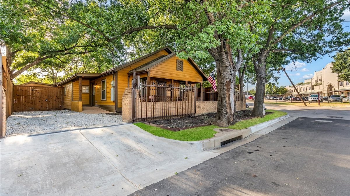 Stockyards 1/8 mile walk-TCU close-Cowboy Lodge gallery image 5