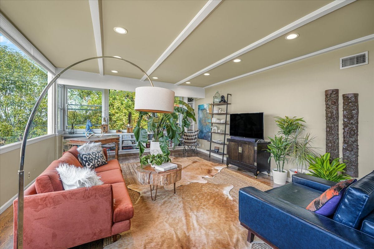 Quintessential Los Angeles MCM in the hills! gallery image 3