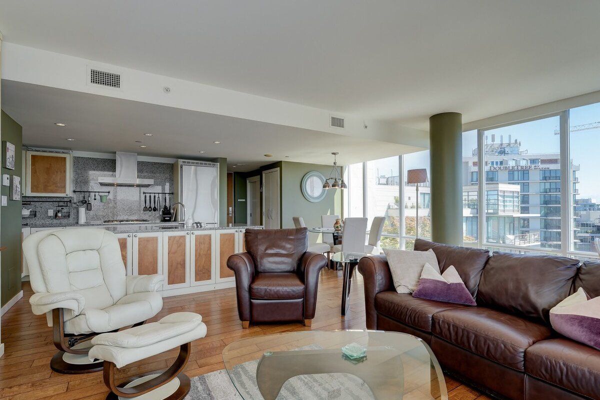 Waterfalls Hotel – 2 bed/2 bath, AC, Pool, Hot Tub gallery image 4