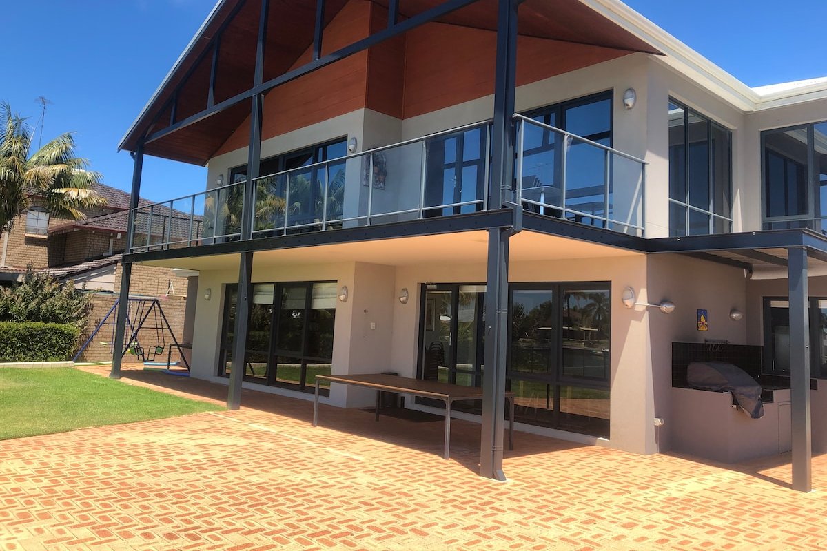 Large luxury home with private jetty gallery image 3