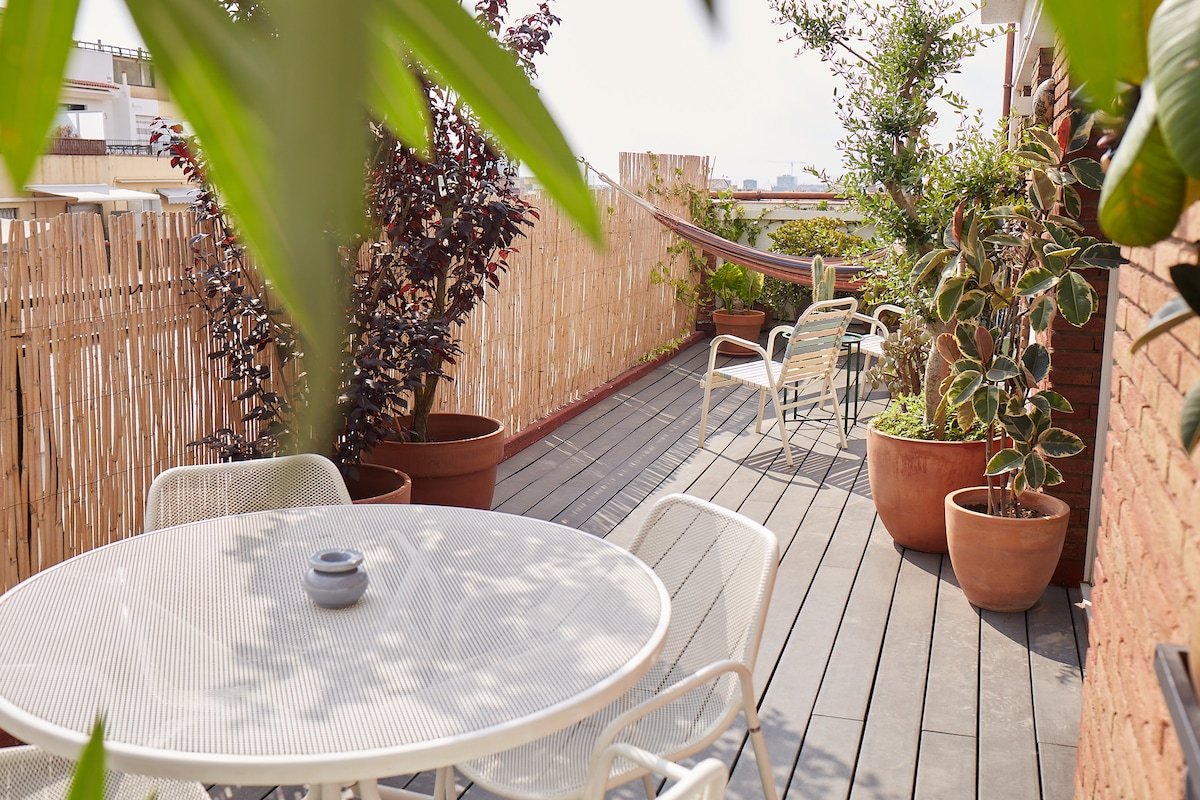 Sunny modern penthouse with delightful terrace gallery image 4