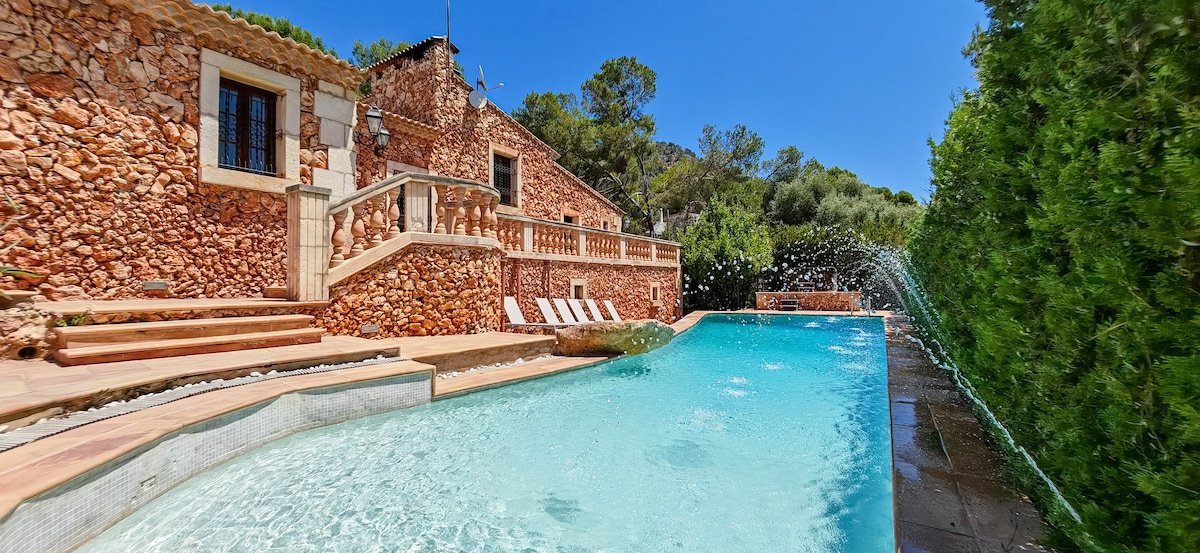 Stunning villa on the coast with pool and Wi-Fi gallery image 2
