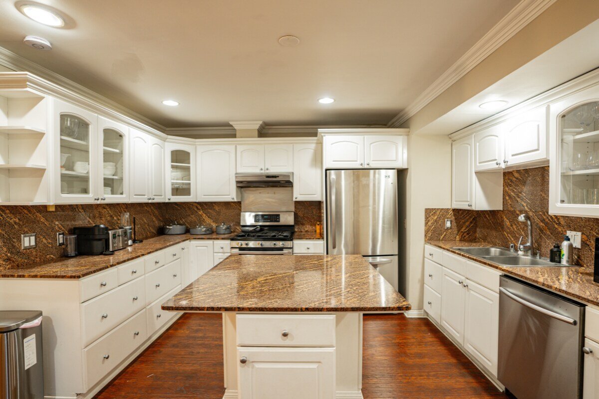 Monthly Stay w King Size – 4 Bedrooms gallery image 4