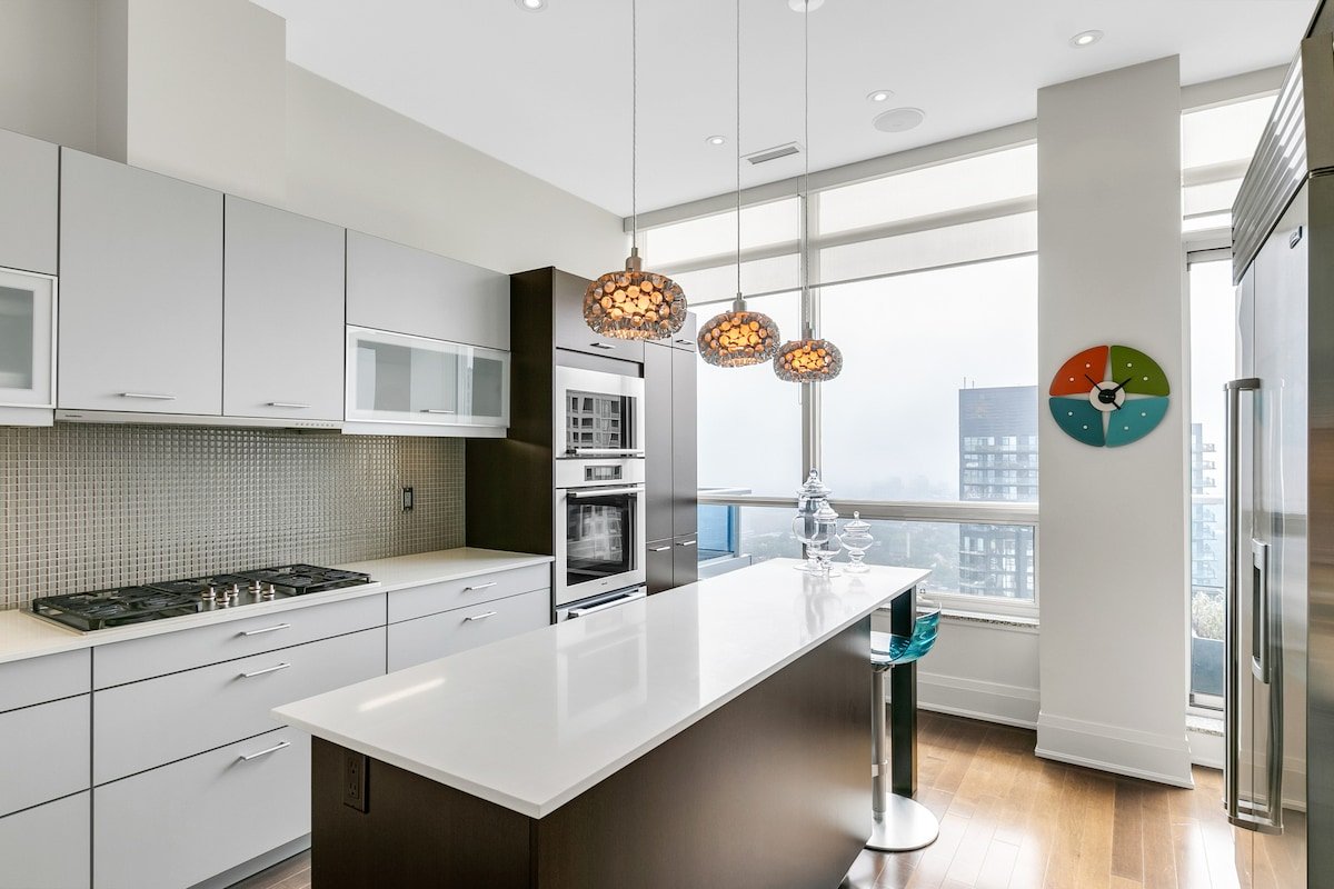 Penthouse * Rare * Stunning Views * 2500 sq ft gallery image 4