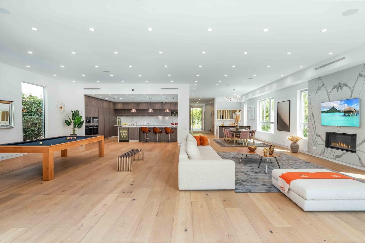 Villa Pasha by LuxJB | 16 Guest I 8 Bed Cinema Gym gallery image 3