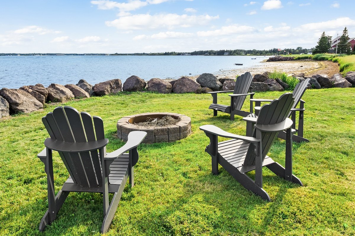 Contemporary Oceanfront Getaway gallery image 3