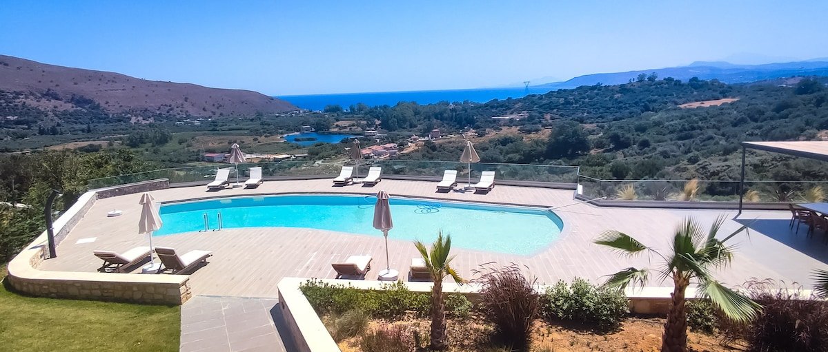 Private Large Pool*BBQ*Playground*Lake & Sea view gallery image 2