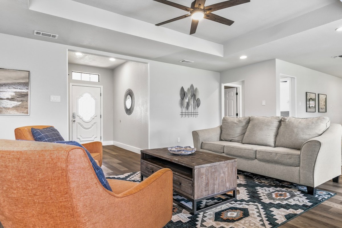 Grand Getaway Close to Downtown gallery image 3