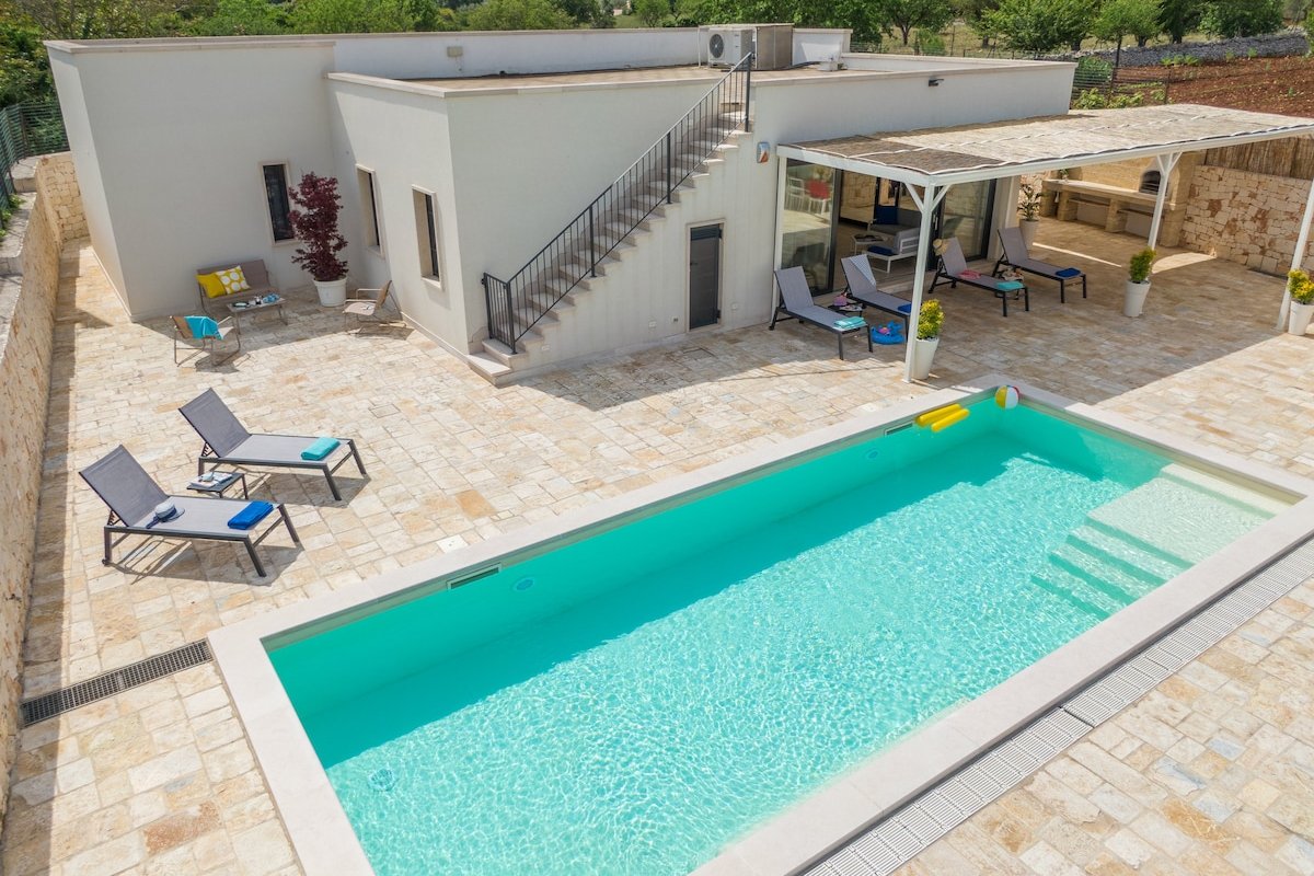 Spacious Ostuni 3 bed villa, pool, fenced & BBQ gallery image 2
