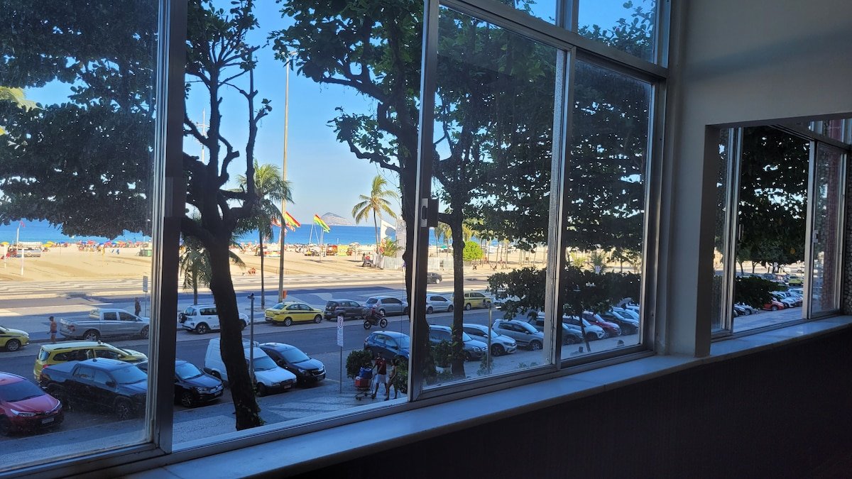 Amplo ap de frente pro Mar, no Leme gallery image 3