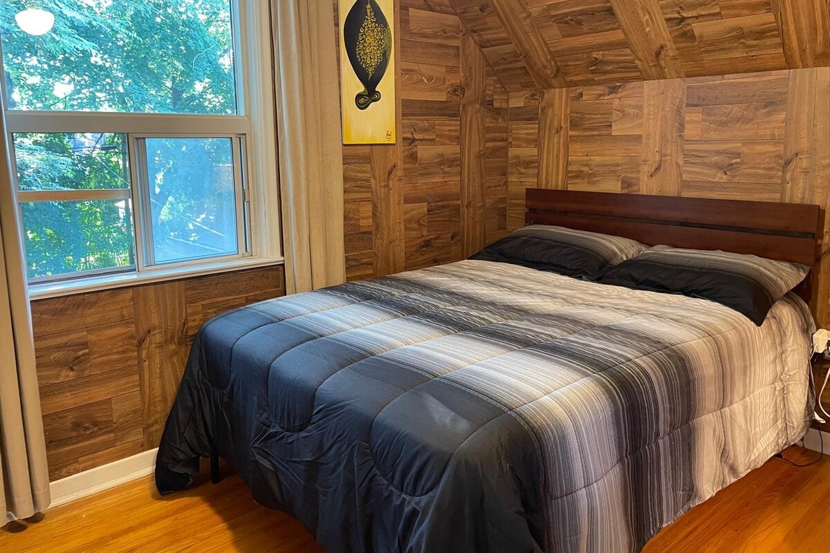 Cozy Home + Large backyard, 20mins from DT! gallery image 4