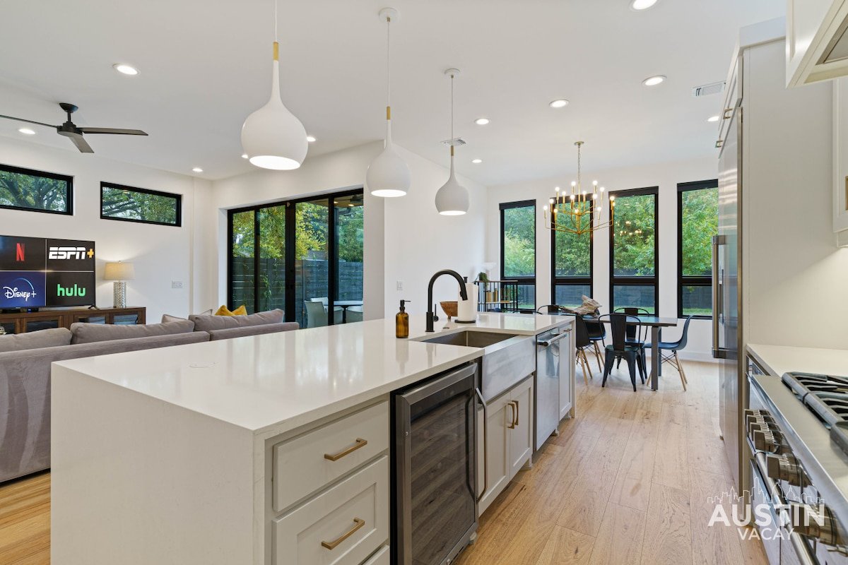 Pool, Hot Tub & Patio w/Modern Updates in E Austin gallery image 4