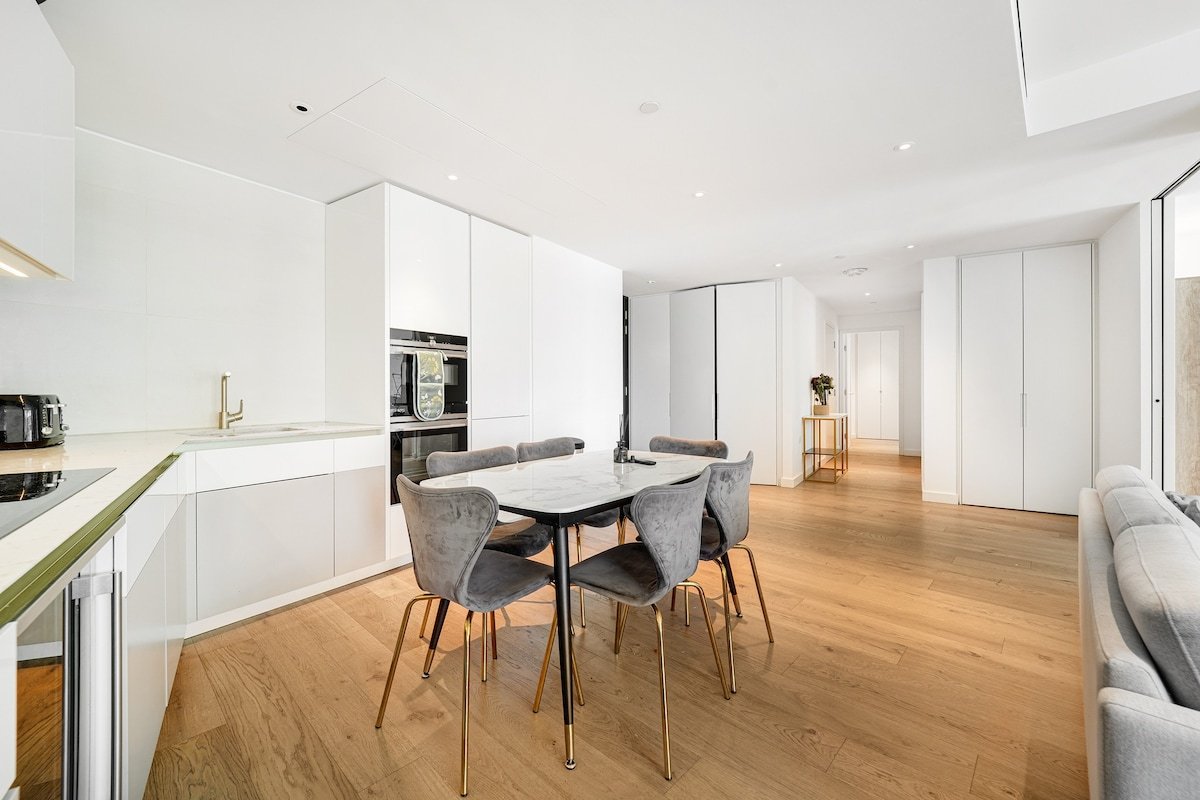 Spacious 3-bedroom with stunning Battersea views gallery image 4