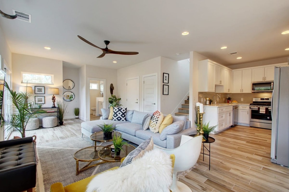 Contemporary Luxury Retreat | Pool gallery image 4