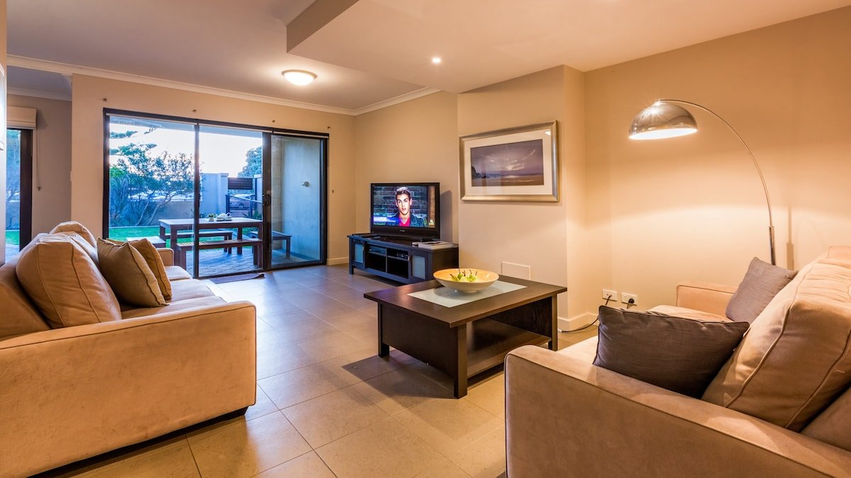 Surfside 8—Spacious Retreat on Yallingup Beach gallery image 3