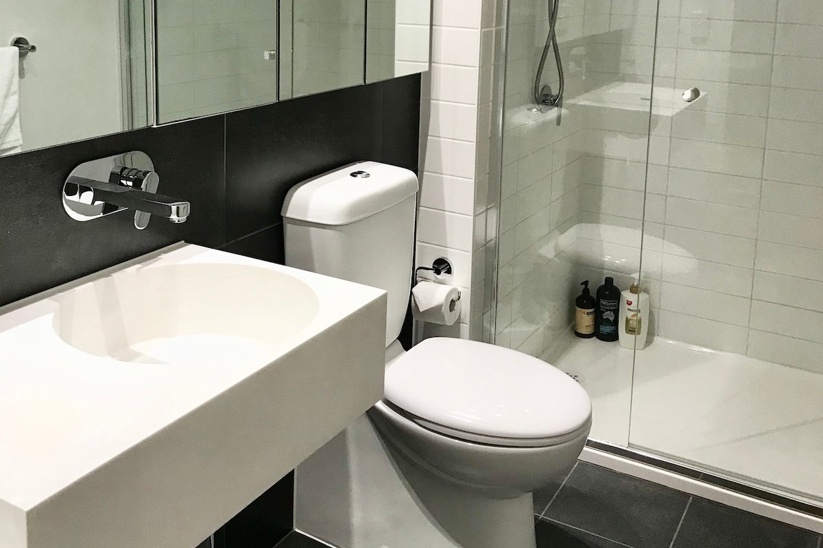 City Apt, 2 bed 1 bath, very good Location gallery image 3