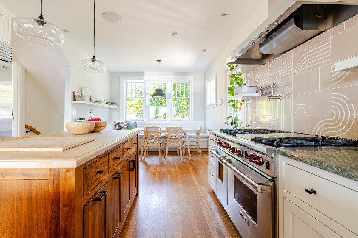 Gorgeous large family home with breathtaking views gallery image 5