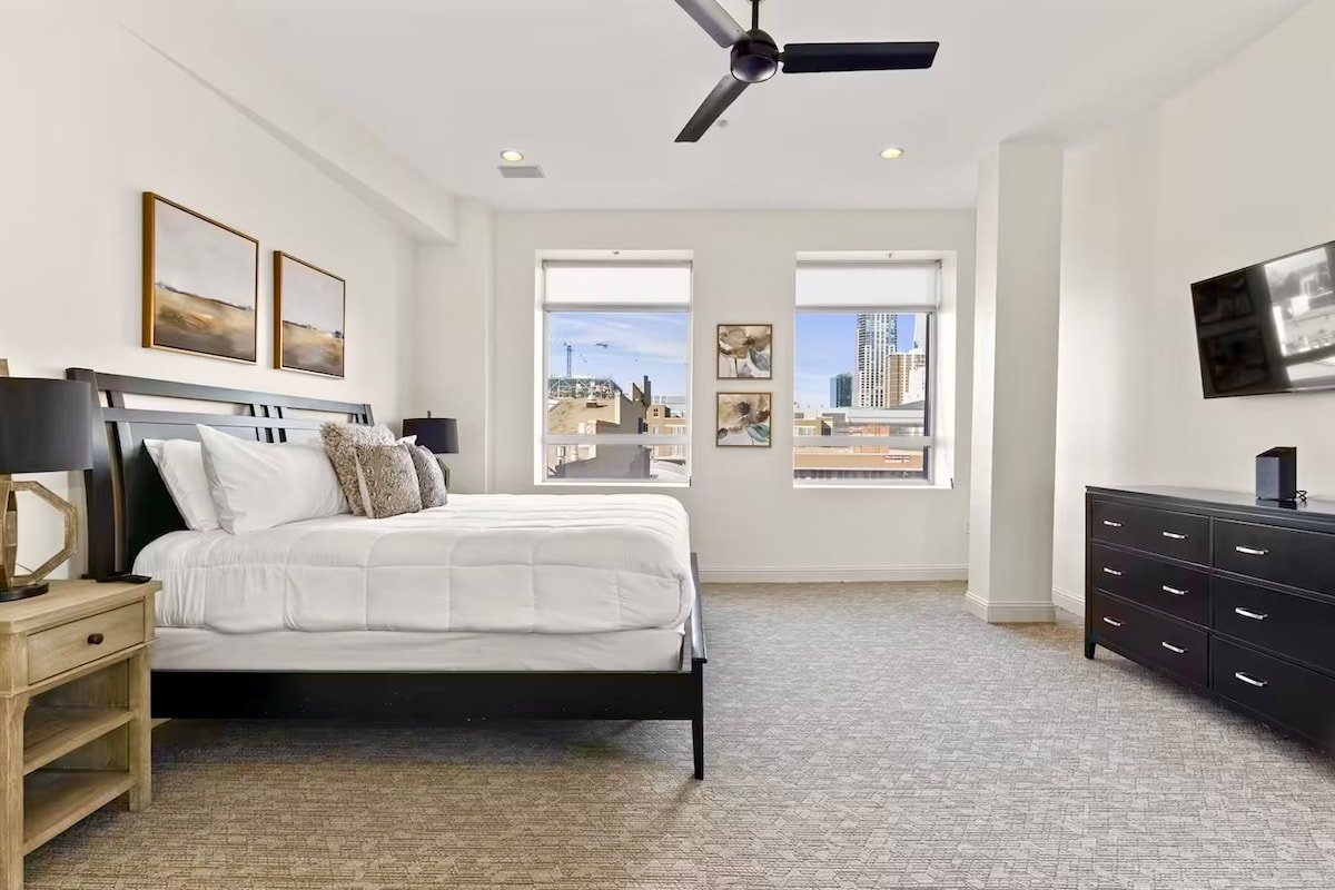 The Shaker – Huge Luxury Loft with City Views! gallery image 4