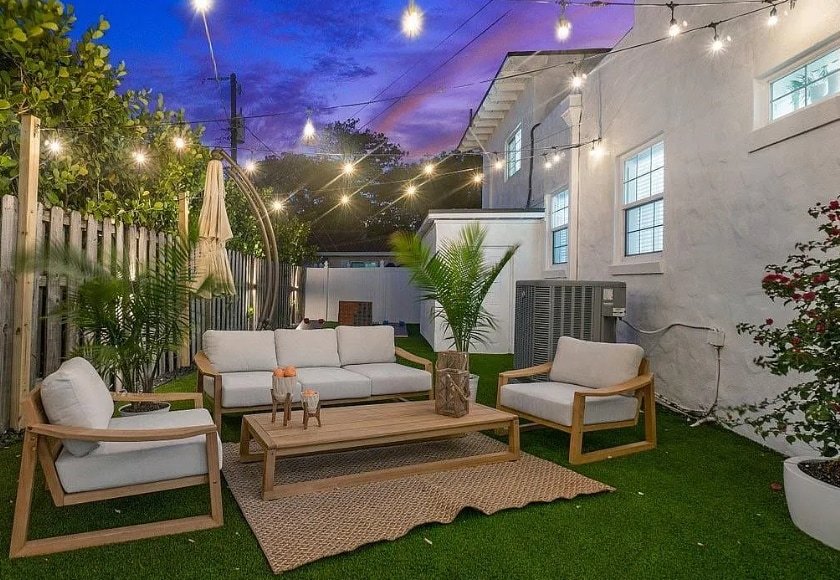 WALK to Las Olas sleeps 8 Pool gallery image 4