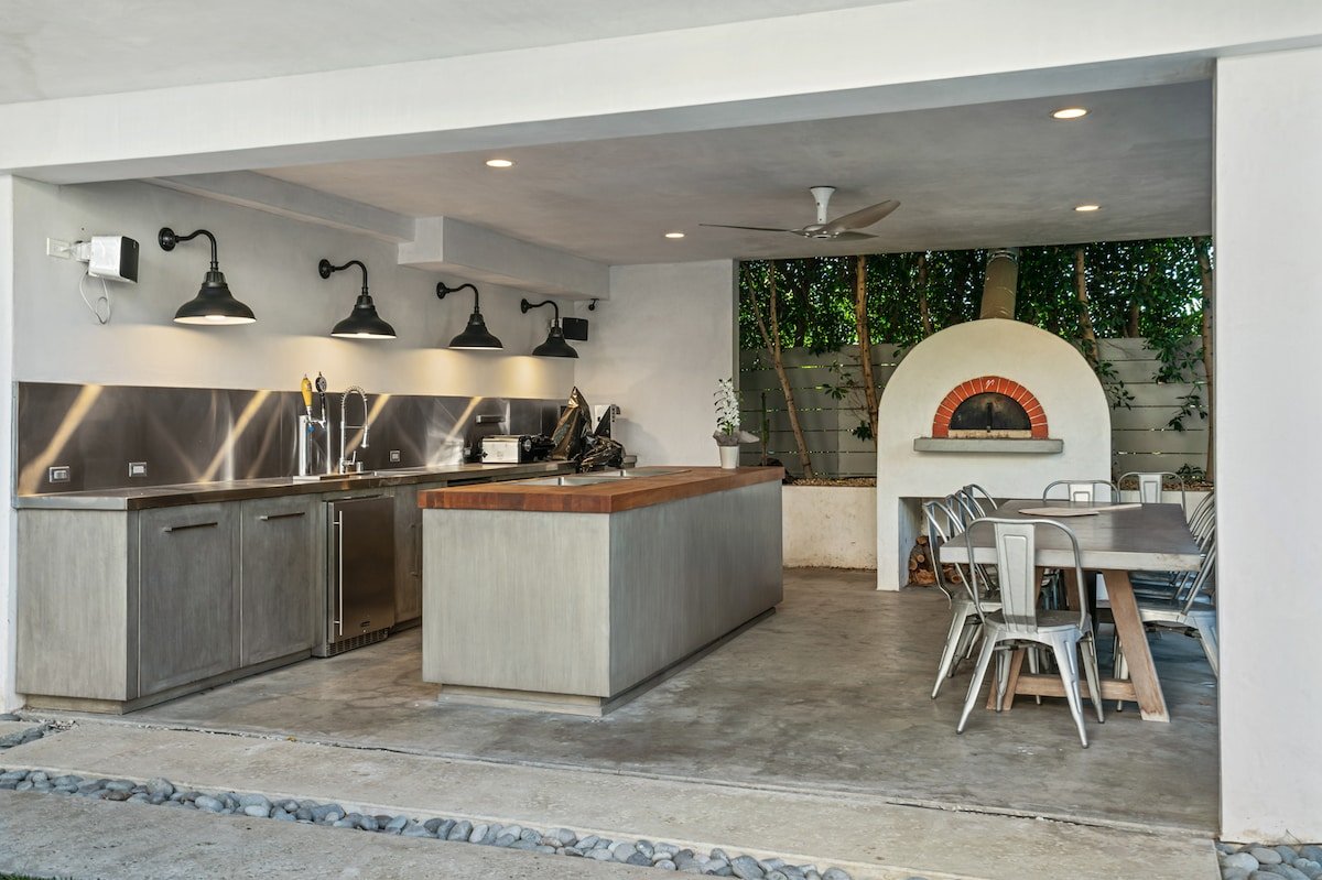 Family Friendly! Fence Pool, Pizza Oven, Great Loc gallery image 3