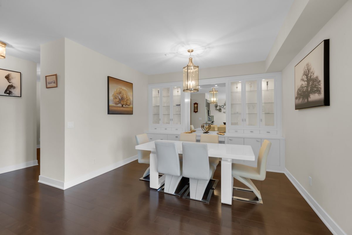 Luxe 3BR – 1560 sq.ft. CN Tower View, Safe, Bidet. gallery image 5