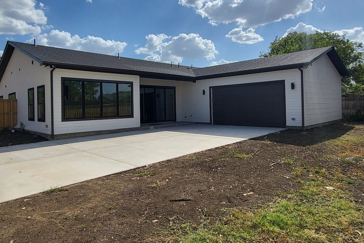 Newly Renovated – Great Location gallery image 5