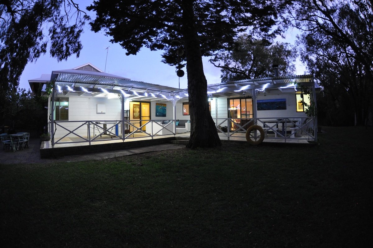 Dunsborough Beach Cottage Quindalup Beach Front gallery image 3