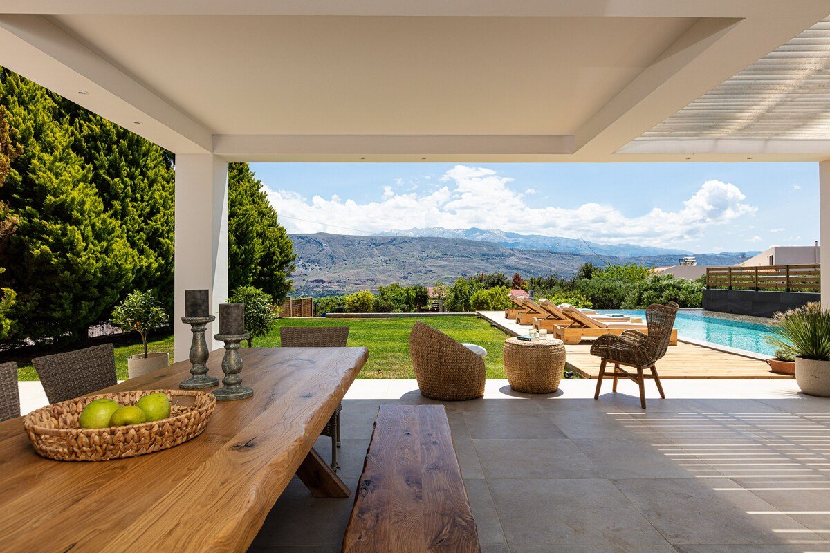 Luxury Ensuite Villa Overlooking Souda Bay gallery image 4