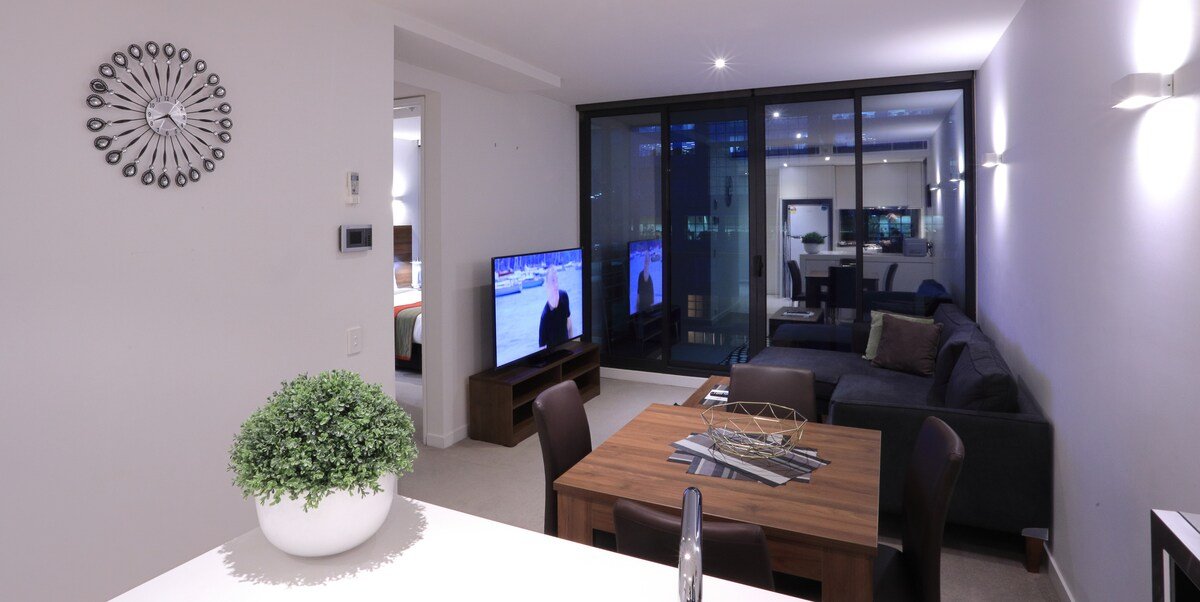 Two Bedroom Two Bathroom Apt on Flinders Street gallery image 3