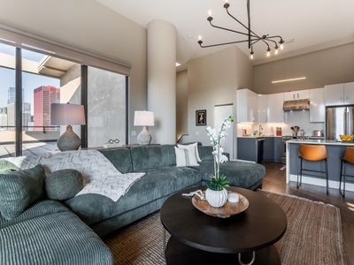 LUX Dtown Penthouses 9bd/9ba Sleep 25+Parking+Pool