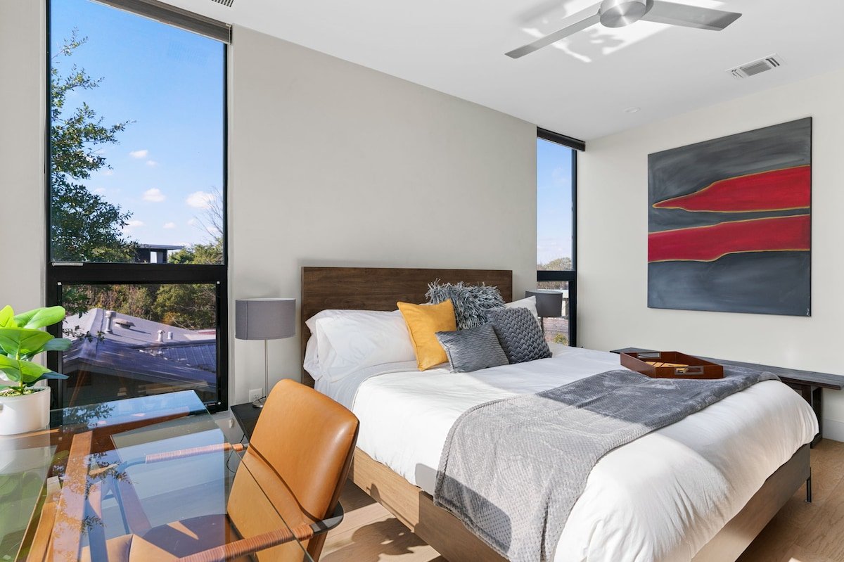 Modern, Heated Pool, Chef Kitchen, Skyline Deck gallery image 3