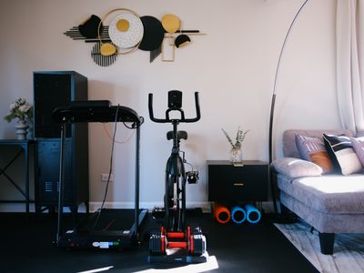 3BR Modern Apt • Gym • Workspace • Quiet Location