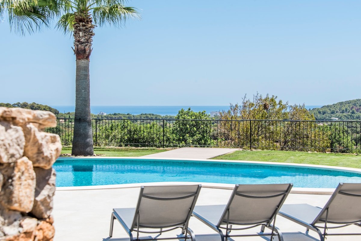 Luxury Villa Overlooking Sea gallery image 2