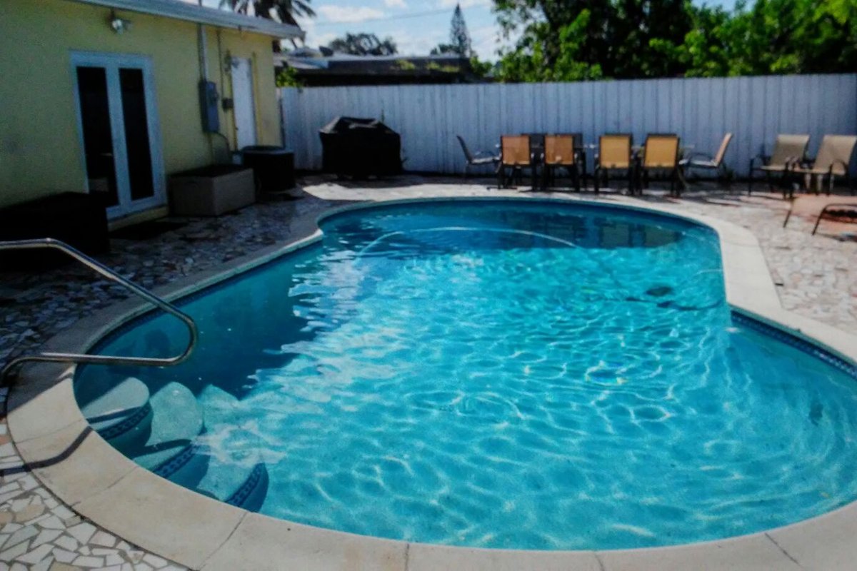 Large Pool Villa 5Br/3 bth sleeps 16+/BEACH/BBQ