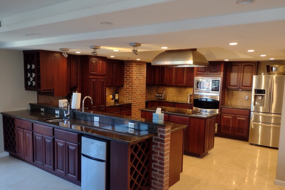 In the heart of Downtown With a spectacular view ! gallery image 4