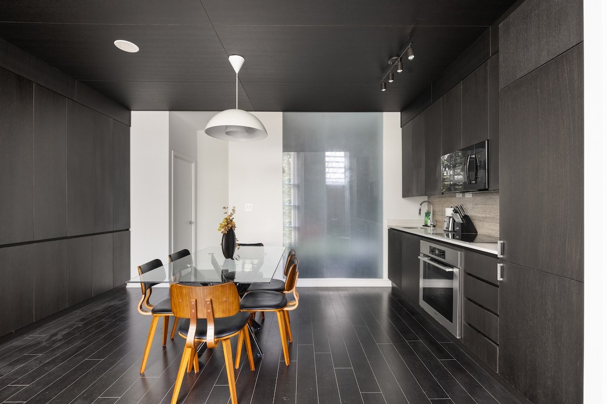 Luxury 4BR Home | King Bed| Sleeps 12 w/ Parking! gallery image 5