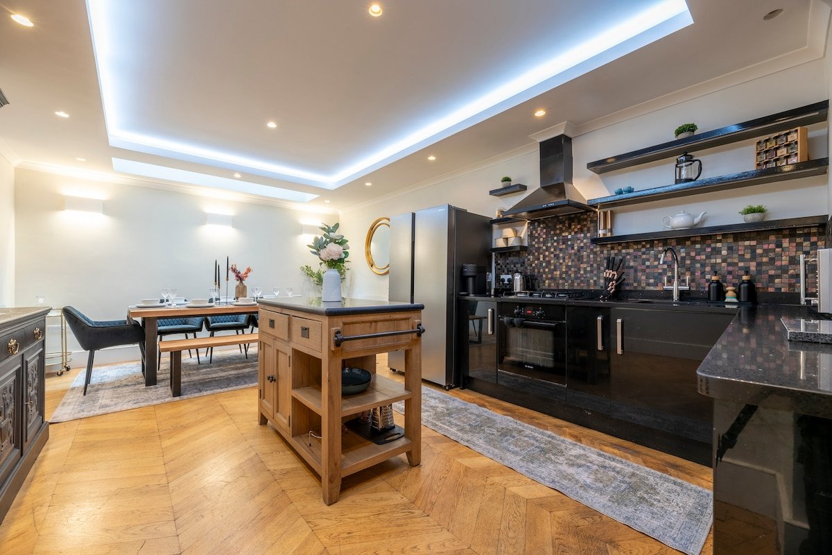 Chelsea 4‑BR, 4 Ensuites | Roof Deck, Quiet Street gallery image 3