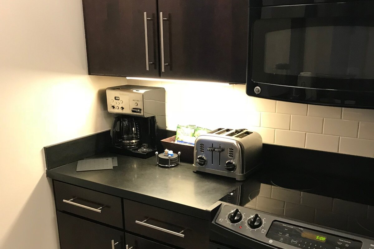 SPACIOUS 2 Bedroom Presidential Suite! gallery image 4