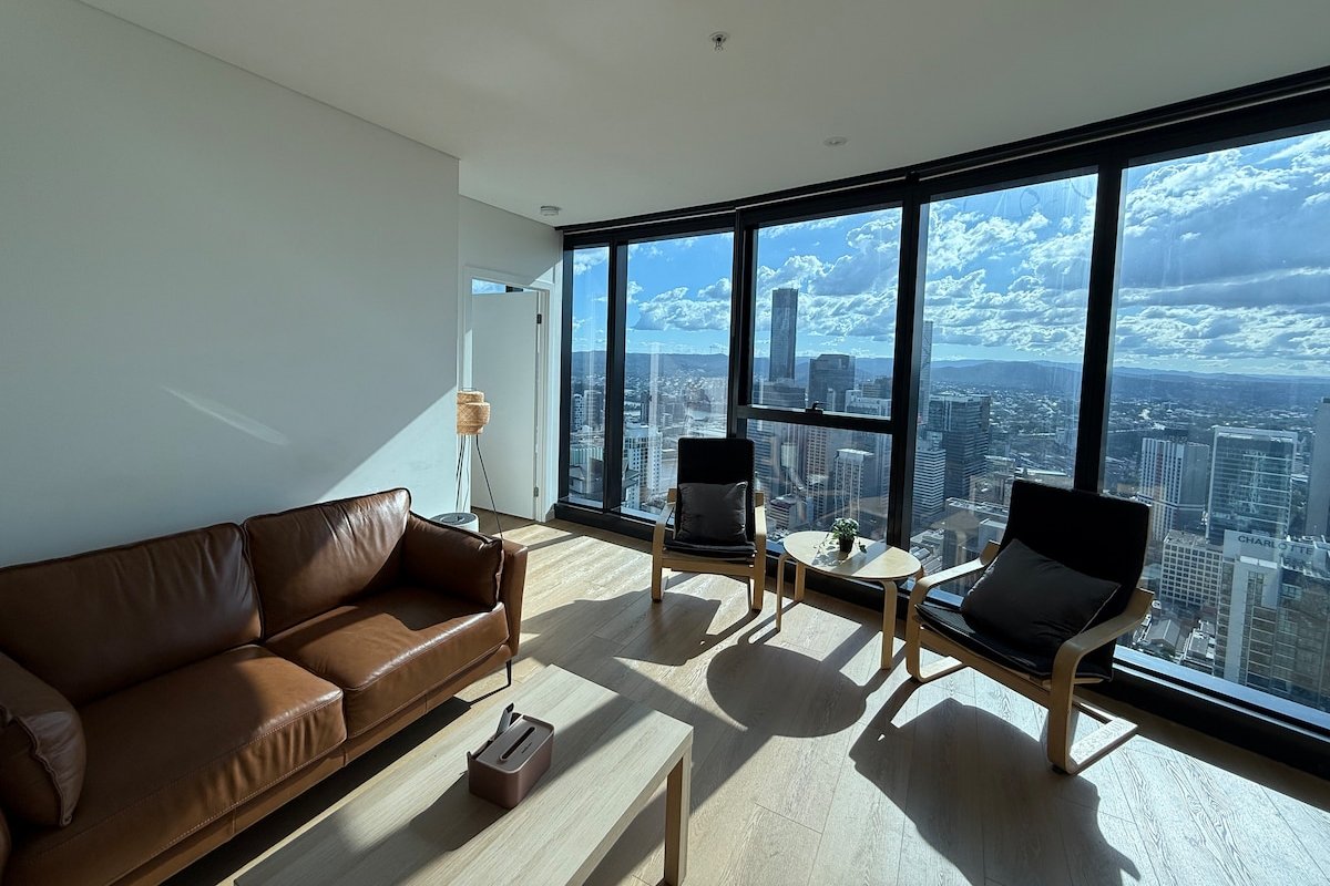 Amazing Level 60 Skytower City view Free Parking gallery image 2