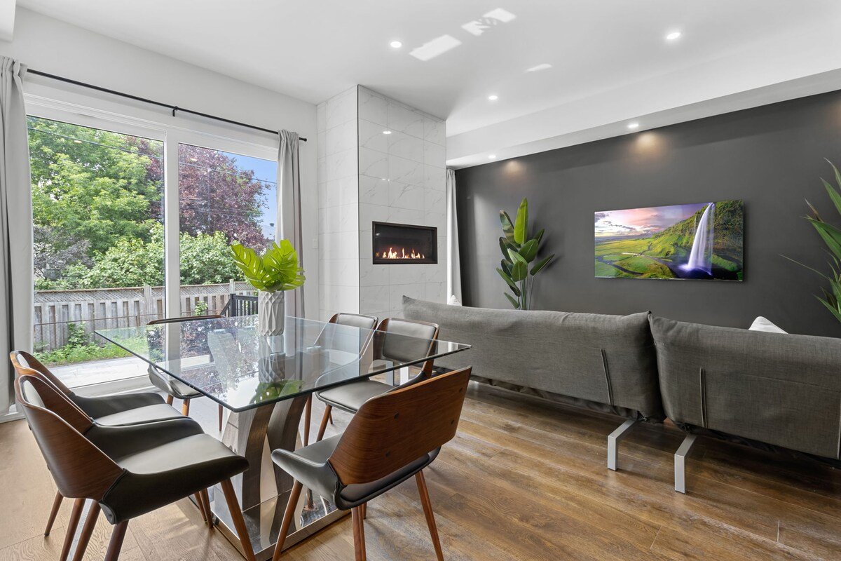 Luxury 4 Bdrm Home | Fireplace| Ping Pong| Parking gallery image 5